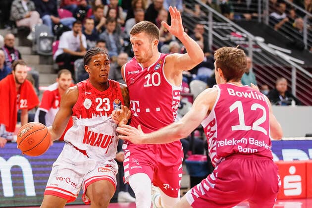 GER, Bonn, Telekom Dome, 06.11.2021, emspor, emonline, despor, deonline, Telekom Baskets Bonn vs. s.Oliver Wuerzburg, easyCredit BBL, 7. Spieltag Bild: v. l. Desi Rodriguez (s.Oliver Wuerzburg), Saulius Kulvietis (Telekom Baskets Bonn) und Skyler Bowlin (Telekom Baskets Bonn) Copyright: HMBxMedia JulienxBecker