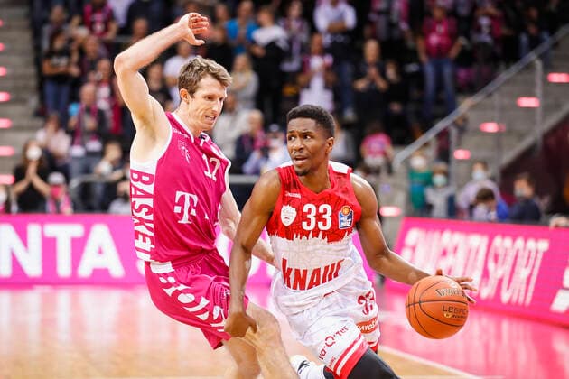 GER, Bonn, Telekom Dome, 06.11.2021, emspor, emonline, despor, deonline, Telekom Baskets Bonn vs. s.Oliver Wuerzburg, easyCredit BBL, 7. Spieltag Bild: v. l. Skyler Bowlin (Telekom Baskets Bonn) gegen Kerron Johnson (s.Oliver Wuerzburg) Copyright: HMBxMedia JulienxBecker