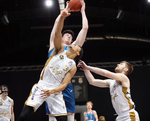 Nicolas Bretzel (ratiopharm Ulm), Brandon Tischler (Basketball Loewen Braunschweig), Luc van Slooten (Basketball Loewen Braunschweig), v.l.