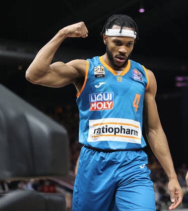 Jaron Blossomgame (ratiopharm Ulm) nach seinem Korberfolg laesst er die Muskeln spielen