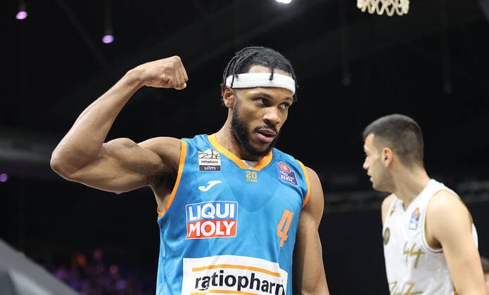 Jaron Blossomgame (ratiopharm Ulm) nach seinem Korberfolg laesst er die Muskeln spielen