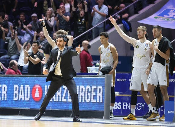 Headcoach Jesus Ramirez (Basketball Loewen Braunschweig) und sein Team jubeln