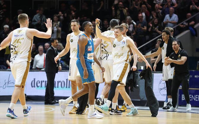 Martin Peterka (Basketball Loewen Braunschweig) und David Kraemer (Basketball Loewen Braunschweig)1 jubeln