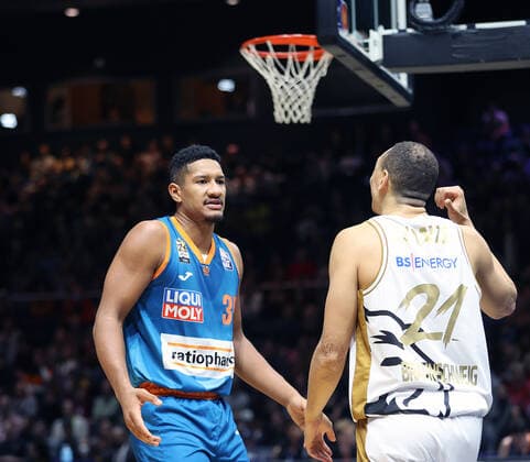 Karim Jallow (ratiopharm Ulm), Robin Amaize (Basketball Loewen Braunschweig)