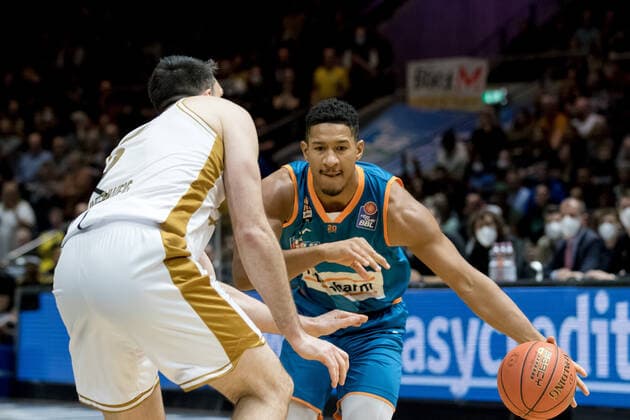 Basketball Loewen Braunschweig - ratiopharm ulm Karim Jallow (Nr. 35 Ratiopharm Ulm) vs Owen Klassen (Nr. 5 Basketball Loewen Braunschweig) Basketball Loewen Braunschweig - ratiopharm ulm, Basketball, BBL, Saison 2021 2022, 6.11.2021 Braunschweig Copyright: xHelbigx xEibner-Pressefotox EP_helbig