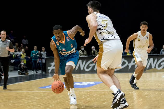 Basketball Loewen Braunschweig - ratiopharm ulm Semaj Christon (Nr. 0 Ratiopharm Ulm) vs Owen Klassen (Nr. 5 Basketball Loewen Braunschweig) Basketball Loewen Braunschweig - ratiopharm ulm, Basketball, BBL, Saison 2021 2022, 6.11.2021 Braunschweig Copyright: xHelbigx xEibner-Pressefotox EP_helbig