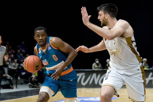 Basketball Loewen Braunschweig - ratiopharm ulm Semaj Christon (Nr. 0 Ratiopharm Ulm) vs Owen Klassen (Nr. 5 Basketball Loewen Braunschweig) Basketball Loewen Braunschweig - ratiopharm ulm, Basketball, BBL, Saison 2021 2022, 6.11.2021 Braunschweig Copyright: xHelbigx xEibner-Pressefotox EP_helbig