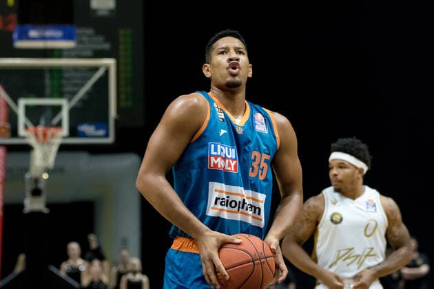 Basketball Loewen Braunschweig - ratiopharm ulm Karim Jallow (Nr. 35 Ratiopharm Ulm) freiwurf ehemals spieler braunschweig Basketball Loewen Braunschweig - ratiopharm ulm, Basketball, BBL, Saison 2021 2022, 6.11.2021 Braunschweig Copyright: xHelbigx xEibner-Pressefotox EP_helbig