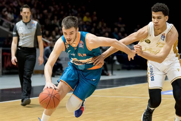 Basketball Loewen Braunschweig - ratiopharm ulm Fedor Zugic (Nr. 44 Ratiopharm Ulm) vs Brandon Tischler (Nr. 13 Basketball Loewen Braunschweig) Basketball Loewen Braunschweig - ratiopharm ulm, Basketball, BBL, Saison 2021 2022, 6.11.2021 Braunschweig Copyright: xHelbigx xEibner-Pressefotox EP_helbig