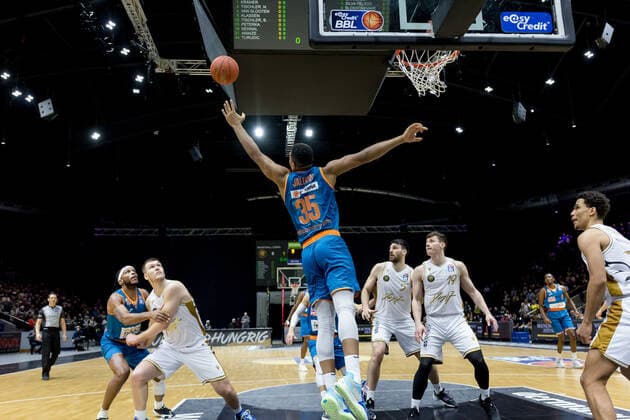 Basketball Loewen Braunschweig - ratiopharm ulm Karim Jallow (Nr. 35 Ratiopharm Ulm) unterm korb Basketball Loewen Braunschweig - ratiopharm ulm, Basketball, BBL, Saison 2021 2022, 6.11.2021 Braunschweig Copyright: xHelbigx xEibner-Pressefotox EP_helbig