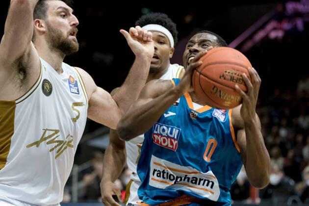 Sport Bilder des Tages Basketball Loewen Braunschweig - ratiopharm ulm Semaj Christon (Nr. 0 Ratiopharm Ulm) vs Owen Klassen (Nr. 5 Basketball Loewen Braunschweig) Basketball Loewen Braunschweig - ratiopharm ulm, Basketball, BBL, Saison 2021 2022, 6.11.2021 Braunschweig Copyright: xHelbigx xEibner-Pressefotox EP_helbig