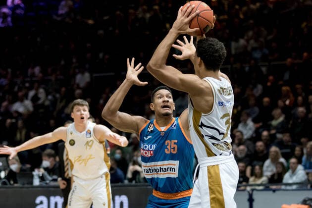 Basketball Loewen Braunschweig - ratiopharm ulm Karim Jallow (Nr. 35 Ratiopharm Ulm) vs Nicholas Tischler (Nr. 3 Basketball Loewen Braunschweig) Basketball Loewen Braunschweig - ratiopharm ulm, Basketball, BBL, Saison 2021 2022, 6.11.2021 Braunschweig Copyright: xHelbigx xEibner-Pressefotox EP_helbig