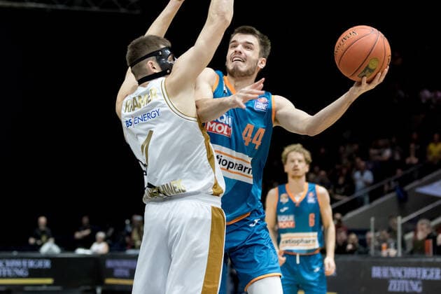 Basketball Loewen Braunschweig - ratiopharm ulm Fedor Zugic (Nr. 44 Ratiopharm Ulm) vs David Kraemer (Nr. 1 Basketball Loewen Braunschweig) Basketball Loewen Braunschweig - ratiopharm ulm, Basketball, BBL, Saison 2021 2022, 6.11.2021 Braunschweig Copyright: xHelbigx xEibner-Pressefotox EP_helbig
