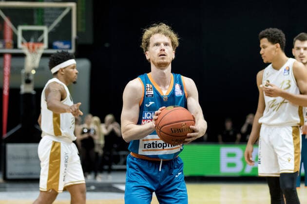Basketball Loewen Braunschweig - ratiopharm ulm Per Guenther (Nr. 6 Ratiopharm Ulm) freiwurf Basketball Loewen Braunschweig - ratiopharm ulm, Basketball, BBL, Saison 2021 2022, 6.11.2021 Braunschweig Copyright: xHelbigx xEibner-Pressefotox EP_helbig