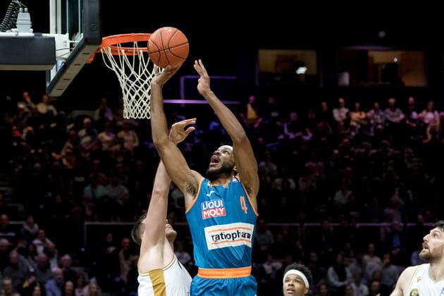 Basketball Loewen Braunschweig - ratiopharm ulm Jaron Blossomgame (Nr. 4 Ratiopharm Ulm) am korb Basketball Loewen Braunschweig - ratiopharm ulm, Basketball, BBL, Saison 2021 2022, 6.11.2021 Braunschweig Copyright: xEibner-Pressefoto Jan-FredericxHelbigx