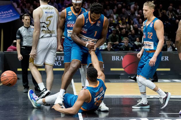 Basketball Loewen Braunschweig - ratiopharm ulm Christiano Felicio (Nr. 1 Ratiopharm Ulm) hilf Karim Jallow (Nr. 35 Ratiopharm Ulm) Basketball Loewen Braunschweig - ratiopharm ulm, Basketball, BBL, Saison 2021 2022, 6.11.2021 Braunschweig Copyright: xEibner-Pressefoto Jan-FredericxHelbigx