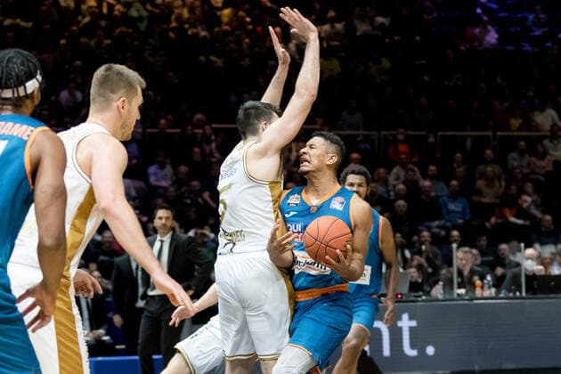 Basketball Loewen Braunschweig - ratiopharm ulm Karim Jallow (Nr. 35 Ratiopharm Ulm) vs Owen Klassen (Nr. 5 Basketball Loewen Braunschweig) Basketball Loewen Braunschweig - ratiopharm ulm, Basketball, BBL, Saison 2021 2022, 6.11.2021 Braunschweig Copyright: xEibner-Pressefoto Jan-FredericxHelbigx