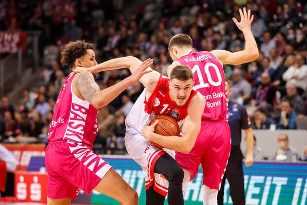 GER, Bonn, Telekom Dome, 06.11.2021, emspor, emonline, despor, deonline, Telekom Baskets Bonn vs. s.Oliver Wuerzburg, easyCredit BBL, 7. Spieltag Bild: v. l. Michael Kessens (Telekom Baskets Bonn), Tomasz Gielo (s.Oliver Wuerzburg) und Saulius Kulvietis (Telekom Baskets Bonn) Copyright: HMBxMedia JulienxBecker