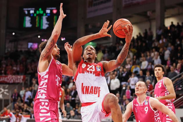 GER, Bonn, Telekom Dome, 06.11.2021, emspor, emonline, despor, deonline, Telekom Baskets Bonn vs. s.Oliver Wuerzburg, easyCredit BBL, 7. Spieltag Bild: v. l. Michael Kessens (Telekom Baskets Bonn), Desi Rodriguez (s.Oliver Wuerzburg) und Karsten Tadda (Telekom Baskets Bonn) Copyright: HMBxMedia JulienxBecker