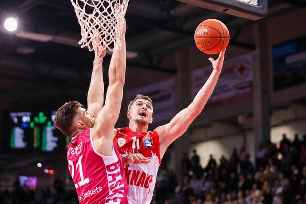 GER, Bonn, Telekom Dome, 06.11.2021, emspor, emonline, despor, deonline, Telekom Baskets Bonn vs. s.Oliver Wuerzburg, easyCredit BBL, 7. Spieltag Bild: v. l. Leon Kratzer (Telekom Baskets Bonn) gegen Tomasz Gielo (s.Oliver Wuerzburg) Copyright: HMBxMedia JulienxBecker
