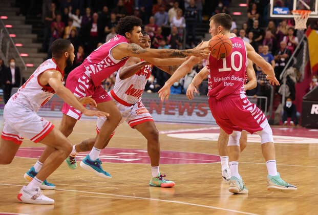 Bonn, Deutschland, 06.11.2021, Telekom Dome, Basketball, BBL, Telekom Baskets Bonn vs S.Oliver Wuerzburg: Tyson Ward (Bonn), Saulius Kulvietis (Bonn)