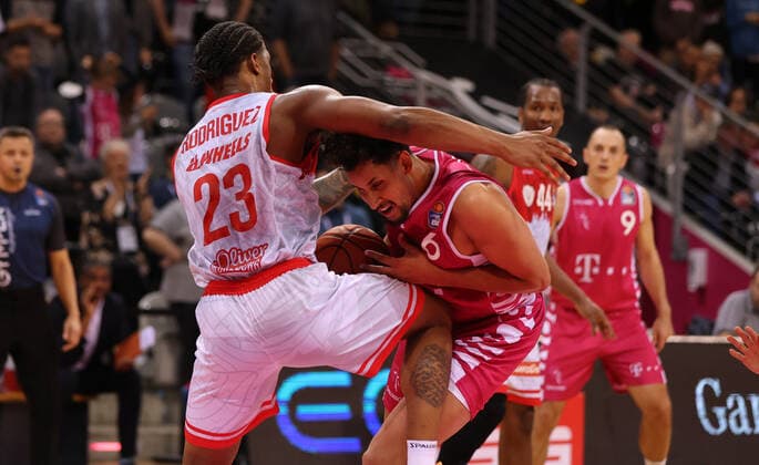 Bonn, Deutschland, 06.11.2021, Telekom Dome, Basketball, BBL, Telekom Baskets Bonn vs S.Oliver Wuerzburg: Desi Rodriguez (Wuerzburg), Michael Kessens (Bonn)