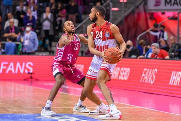 easyCredit BBL, Telekom Baskets Bonn vs. s.Oliver Würzburg, 06.11.2021 Cameron Hunt (s.Oliver Würzburg, 24), Parker Jackson-Cartwright (Telekom Baskets Bonn, 33), easyCredit BBL, Telekom Baskets Bonn vs. s.Oliver Würzburg am 06.11.2021 im Telekom Dome Bonn, Bonn (Nordrhein-Westfalen) Copyright: xBEAUTIFULxSPORTS Mueller-Laschetx
