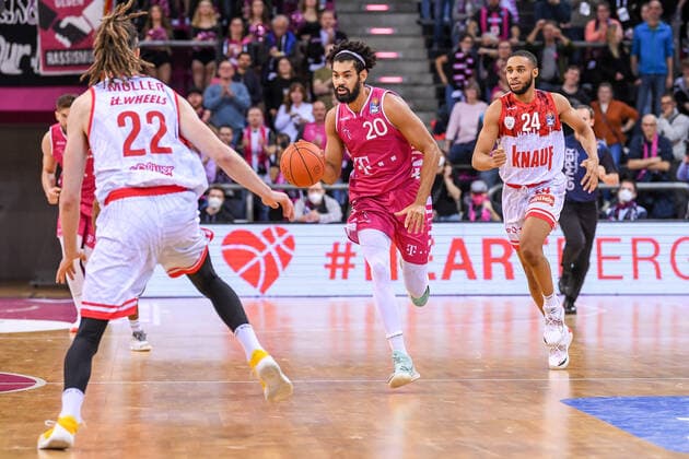 easyCredit BBL, Telekom Baskets Bonn vs. s.Oliver Würzburg, 06.11.2021 Jeremy Morgan (Telekom Baskets Bonn, 20), Craig Moller (s.Oliver Würzburg, 22), Cameron Hunt (s.Oliver Würzburg, 24), easyCredit BBL, Telekom Baskets Bonn vs. s.Oliver Würzburg am 06.11.2021 im Telekom Dome Bonn, Bonn (Nordrhein-Westfalen) Copyright: xBEAUTIFULxSPORTS Mueller-Laschetx