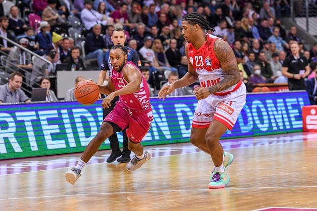 easyCredit BBL, Telekom Baskets Bonn vs. s.Oliver Würzburg, 06.11.2021 Parker Jackson-Cartwright (Telekom Baskets Bonn, 33), Desi Rodriguez (s.Oliver Würzburg, 23), easyCredit BBL, Telekom Baskets Bonn vs. s.Oliver Würzburg am 06.11.2021 im Telekom Dome Bonn, Bonn (Nordrhein-Westfalen) Copyright: xBEAUTIFULxSPORTS Mueller-Laschetx
