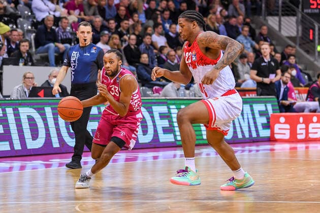easyCredit BBL, Telekom Baskets Bonn vs. s.Oliver Würzburg, 06.11.2021 Parker Jackson-Cartwright (Telekom Baskets Bonn, 33), Desi Rodriguez (s.Oliver Würzburg, 23), easyCredit BBL, Telekom Baskets Bonn vs. s.Oliver Würzburg am 06.11.2021 im Telekom Dome Bonn, Bonn (Nordrhein-Westfalen) Copyright: xBEAUTIFULxSPORTS Mueller-Laschetx