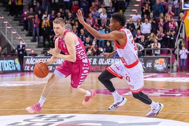 easyCredit BBL, Telekom Baskets Bonn vs. s.Oliver Würzburg, 06.11.2021 Tim Hasbargen (Telekom Baskets Bonn, 24), Desi Rodriguez (s.Oliver Würzburg, 23), easyCredit BBL, Telekom Baskets Bonn vs. s.Oliver Würzburg am 06.11.2021 im Telekom Dome Bonn, Bonn (Nordrhein-Westfalen) Copyright: xBEAUTIFULxSPORTS Mueller-Laschetx