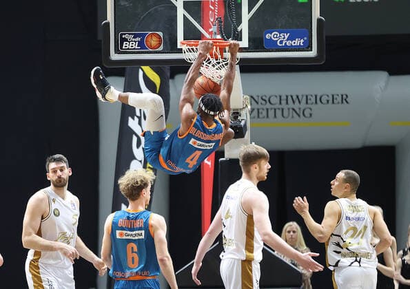 Sport Bilder des Tages Dunking, Topscorer Jaron Blossomgame (ratiopharm Ulm) mit 22 Punkten