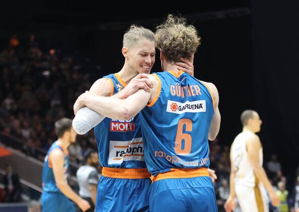 Freude bei Thomas Klepeisz (ratiopharm Ulm) und Per Guenther (ratiopharm Ulm) nach dem Auswaertssieg