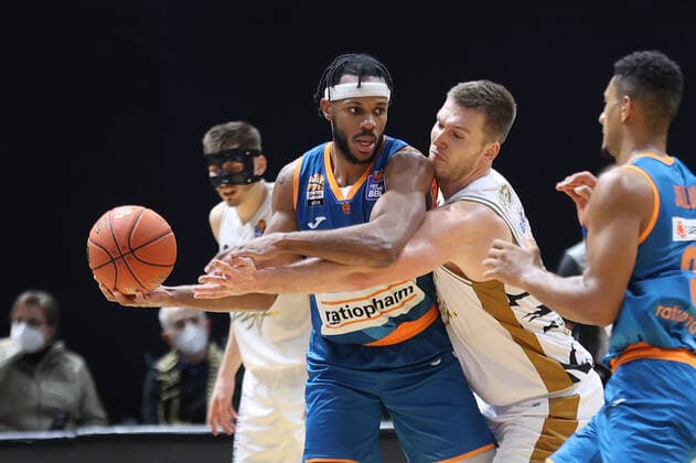 Jaron Blossomgame (ratiopharm Ulm), Martin Peterka (Basketball Loewen Braunschweig)