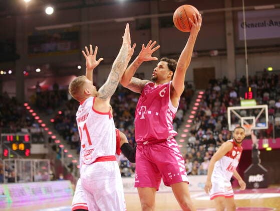 Michael Kessens Telekom Baskets Bonn vs. s.Oliver Würzburg easyCredit BBL 1. Bundesliga , Saison 2021 2022 , Hauptrunde 7. Spieltag