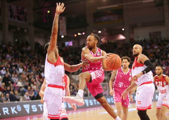 Parker Jackson-Cartwright Telekom Baskets Bonn vs. s.Oliver Würzburg easyCredit BBL 1. Bundesliga , Saison 2021 2022 , Hauptrunde 7. Spieltag