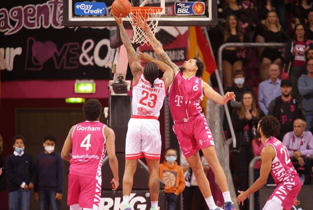 Michael Kessens Telekom Baskets Bonn vs. Desi Rodriguez s.Oliver Würzburg easyCredit BBL 1. Bundesliga , Saison 2021 2022 , Hauptrunde 7. Spieltag