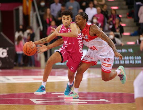 Tyson Ward Telekom Baskets Bonn vs. Desi Rodriguez s.Oliver Würzburg easyCredit BBL 1. Bundesliga , Saison 2021 2022 , Hauptrunde 7. Spieltag