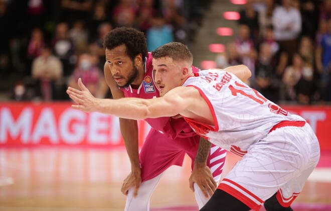 Justin Gorham Telekom Baskets Bonn vs. Tomasz Gielo s.Oliver Würzburg easyCredit BBL 1. Bundesliga , Saison 2021 2022 , Hauptrunde 7. Spieltag