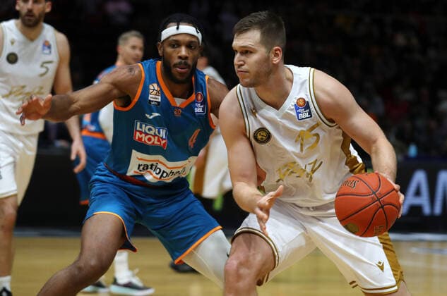 Löwen Braunschweig vs. Ulm, BBL Braunschweig, 06.11.2021, BASKETBALL - easyCredit BBL Basketball Bundesliga, Löwen Braunschweig vs. Ratiopharm Ulm, Saison 2021 22. Jaron Blossomgame (Ratiopharm Ulm), Martin Peterka (Löwen Braunschweig) Braunschweig