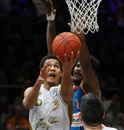 Löwen Braunschweig vs. Ulm, BBL Braunschweig, 06.11.2021, BASKETBALL - easyCredit BBL Basketball Bundesliga, Löwen Braunschweig vs. Ratiopharm Ulm, Saison 2021 22. Nicholas Tischler (Löwen Braunschweig) Braunschweig