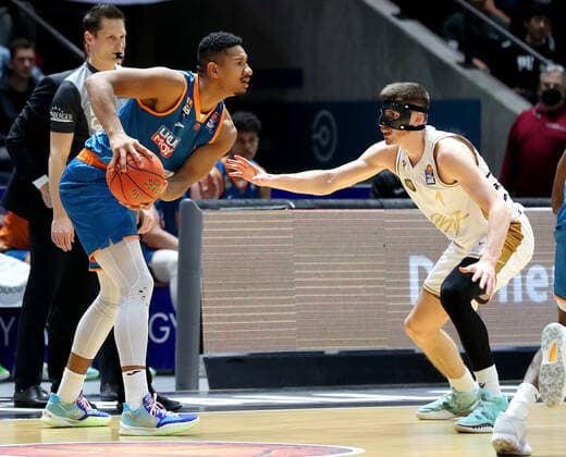 Löwen Braunschweig vs. Ulm, BBL Braunschweig, 06.11.2021, BASKETBALL - easyCredit BBL Basketball Bundesliga, Löwen Braunschweig vs. Ratiopharm Ulm, Saison 2021 22.Karim Jallow (Ratiopharm Ulm), David Krämer (Löwen Braunschweig) Braunschweig