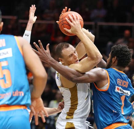 Löwen Braunschweig vs. Ulm, BBL Braunschweig, 06.11.2021, BASKETBALL - easyCredit BBL Basketball Bundesliga, Löwen Braunschweig vs. Ratiopharm Ulm, Saison 2021 22.Robin Amaize (Löwen Braunschweig), Cristiano Felicio (Ratiopharm Ulm) Braunschweig