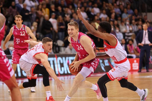 Bonn, Deutschland, 06.11.2021, Telekom Dome, Basketball, BBL, Telekom Baskets Bonn vs S.Oliver Wuerzburg: Tim Hasbargen (Bonn)