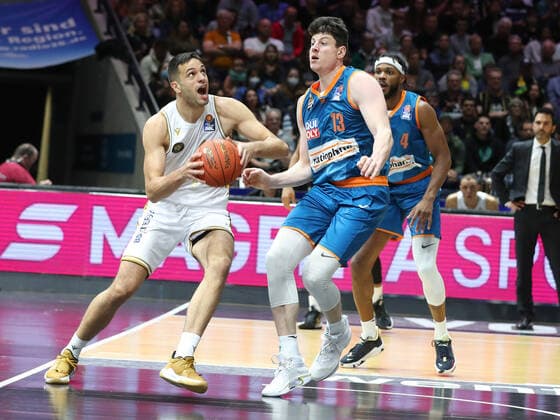 Löwen Braunschweig vs. Ulm, BBL Braunschweig, 06.11.2021, BASKETBALL - easyCredit BBL Basketball Bundesliga, Löwen Braunschweig vs. Ratiopharm Ulm, Saison 2021 22. Benedikt Turudic (Löwen Braunschweig), Nicolas Bretzel (Ratiopharm Ulm) Braunschweig