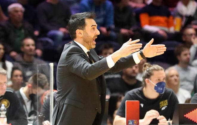 Löwen Braunschweig vs. Ulm, BBL Braunschweig, 06.11.2021, BASKETBALL - easyCredit BBL Basketball Bundesliga, Löwen Braunschweig vs. Ratiopharm Ulm, Saison 2021 22. Head Coach Jesus Ramirez (Löwen Braunschweig) Braunschweig