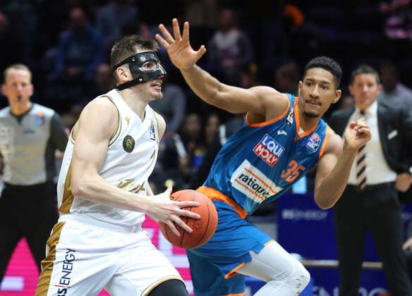 Löwen Braunschweig vs. Ulm, BBL Braunschweig, 06.11.2021, BASKETBALL - easyCredit BBL Basketball Bundesliga, Löwen Braunschweig vs. Ratiopharm Ulm, Saison 2021 22. Robin Amaize (Löwen Braunschweig), Karim Jallow (Ratiopharm Ulm) Braunschweig