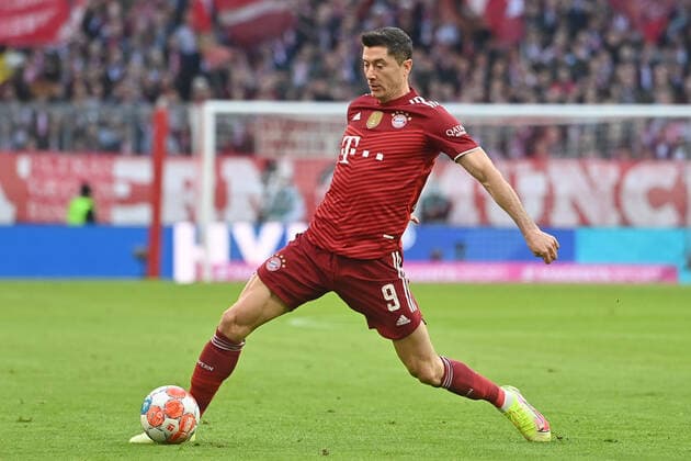 Robert LEWANDOWSKI (Bayern Muenchen), Aktion,Einzelaktion,Einzelbild, Freisteller,Ganzkoerperaufnahme,ganze Figur Fussball 1. Bundesliga Saison 2021 2022,11.Spieltag, Spieltag11. FC Bayern Muenchen-SC Freiburg 2-1 am 06.11.2021, A L L I A N Z A R E N A Muenchen.