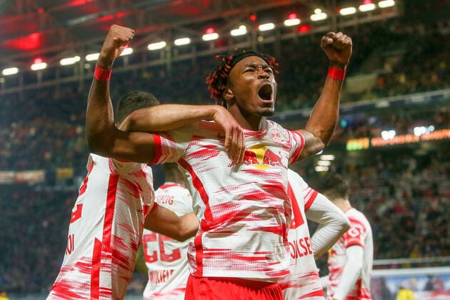 Sport Themen der Woche KW44 Sport Bilder des Tages RB Leipzig - Dortmund 06.11.2021 Leipzig, 06.11.2021, Red Bull Arena, Fussball Bundesliga, 11. Spieltag , RB Leipzig vs. BVB Borussia Dortmund 2:1 (1:0) , Im Bild: Tor für Leipzig, Torjubel nach dem 2:1, Mohamed Simakan (2, RB Leipzig) , DFL regulations prohibit any use of photographs as image sequences and or quasi-video. , *** RB Leipzig Dortmund 06 11 2021 Leipzig, 06 11 2021, Red Bull Arena, Fussball Bundesliga, 11 Spieltag , RB Leipzig vs BVB Borussia Dortmund 2 1 1 0 , Im Bild Tor für Leipzig, Torjubel nach dem 2 1, Mohamed Simakan 2, RB Leipzig , DFL regulations prohibit any use of photographs as image sequences and or quasi video ,