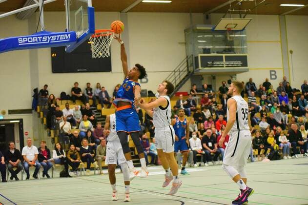 v.l, David Fuchs (Orange Academy 63), Philip Hecker (White Wings Hanau 3) GER, Basketball Barmer 2. Bundesliga Pro B, White Wings Hanau gegen Orange Academy Ulm 06.11.2021 Hanau Copyright: xEibnerxPressefotox xRalphxLehmbergx xLEHx